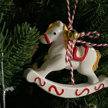 Decorațiune de Crăciun din ceramică jesmonite – căluț balansoar, alb, personalizabil DIY