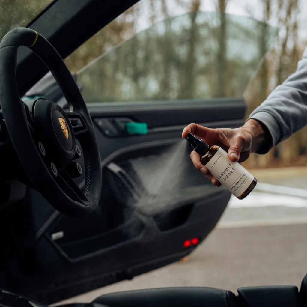 Spray parfumat auto Lunera în sticlă amber, folosit ca parfum pentru mașină