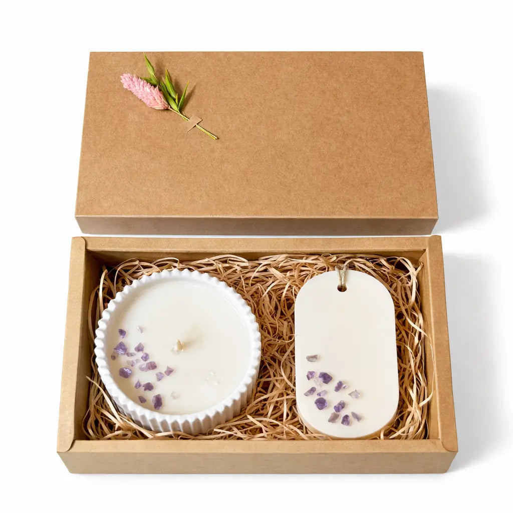 Set cadou Ametist – lumânare din soia 90 g în vas jesmonite Ø8 cm și odorizant dulap 30 g, decor cu pietre semiprețioase ametist – Lunera