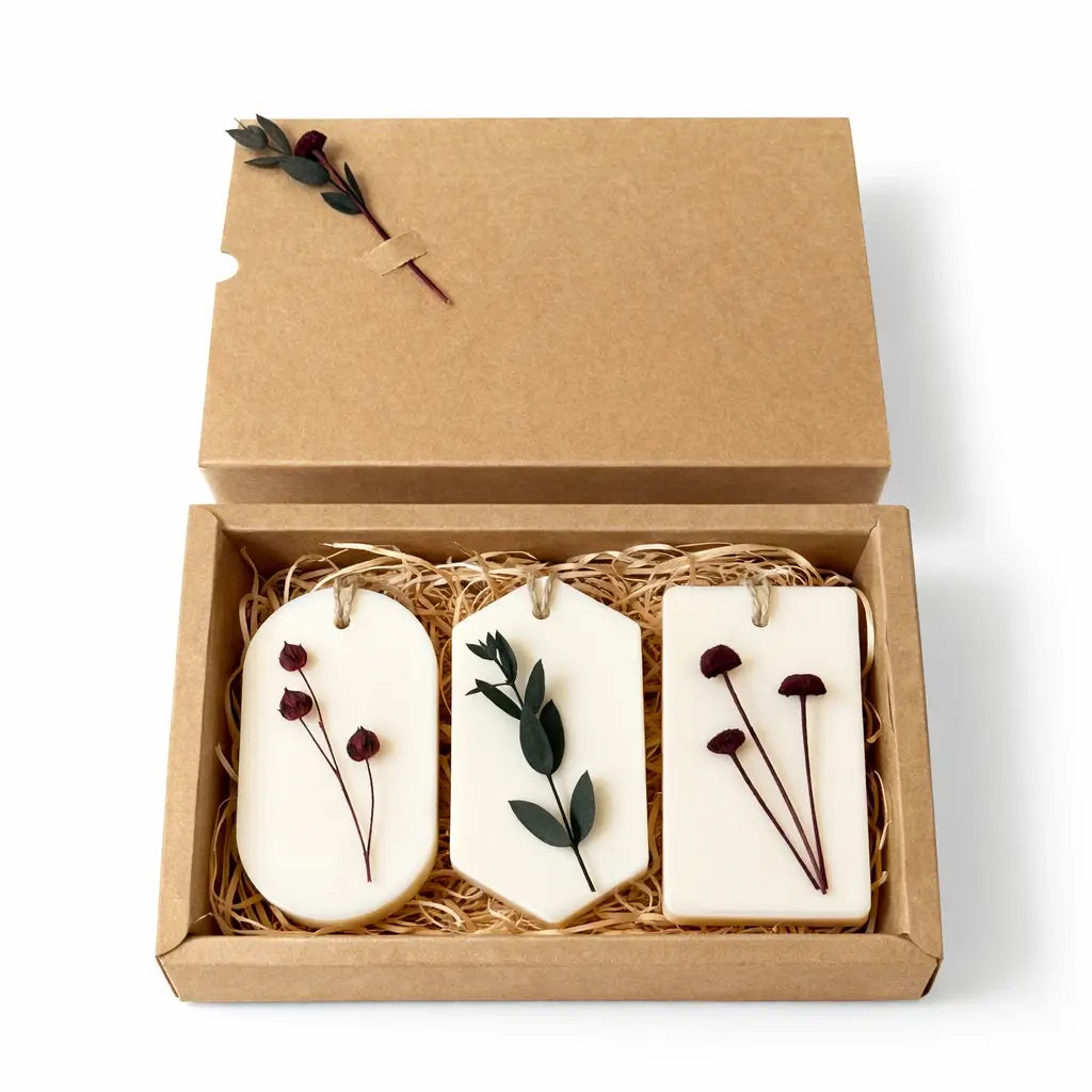 Set cadou BOTANICA cu 3 odorizante pentru dulap din ceară de soia, decorate cu plante uscate – Lunera