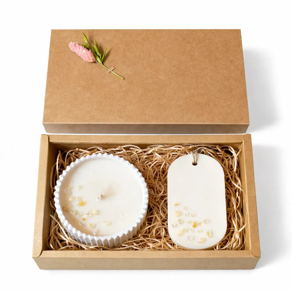 Set cadou Citrin – lumânare din soia 90 g în vas jesmonite Ø8 cm și odorizant dulap 30 g, decor cu pietre semiprețioase citrin – Lunera