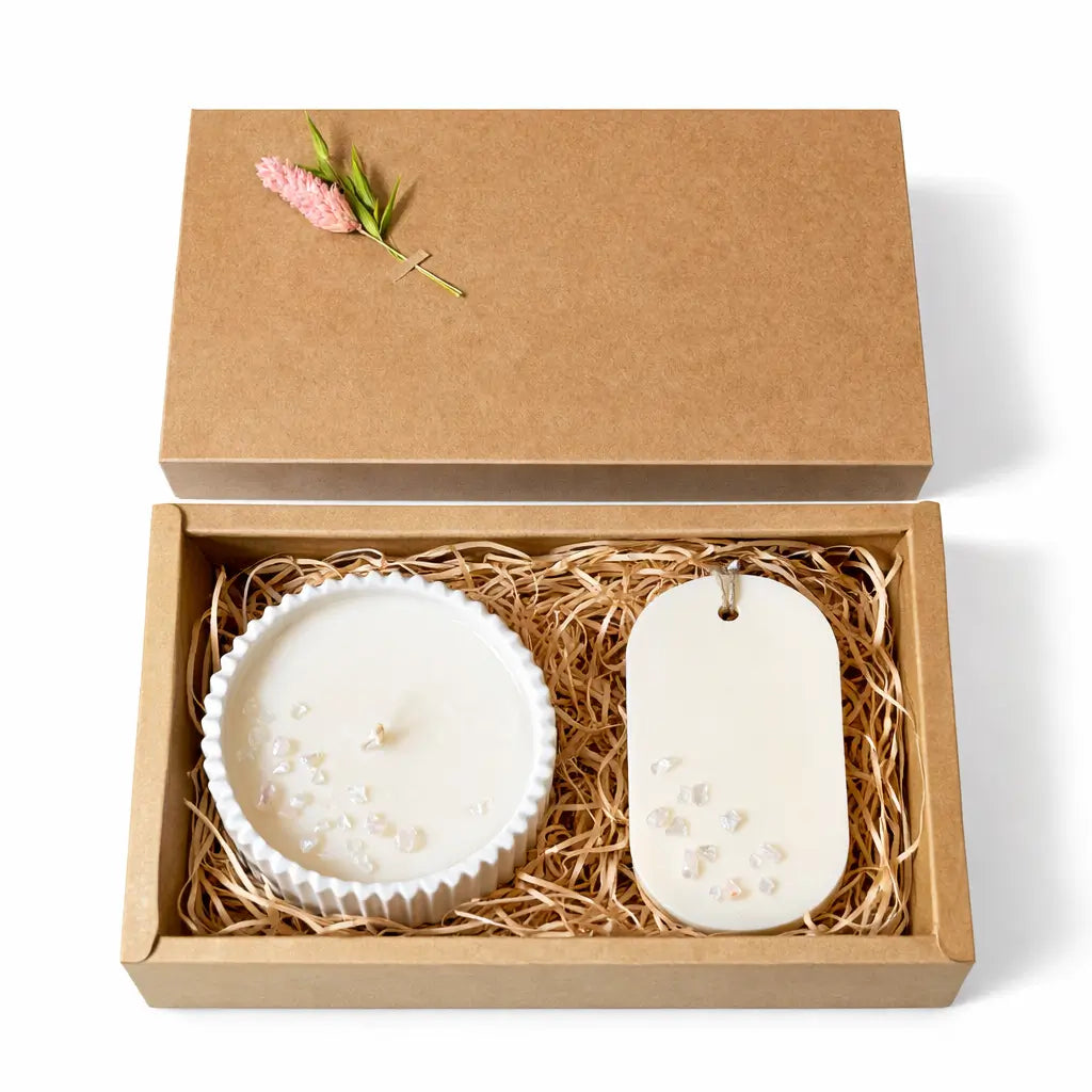 Set cadou Cuart Roz – lumânare din soia 90 g în vas jesmonite Ø8 cm și odorizant dulap 30 g, decor cu pietre semiprețioase cuart roz – Lunera