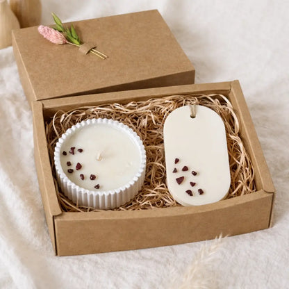 Set cadou Granat – lumânare din soia 90 g în vas jesmonite Ø8 cm și odorizant dulap 30 g, decor cu pietre semiprețioase granat lifestyle – Lunera