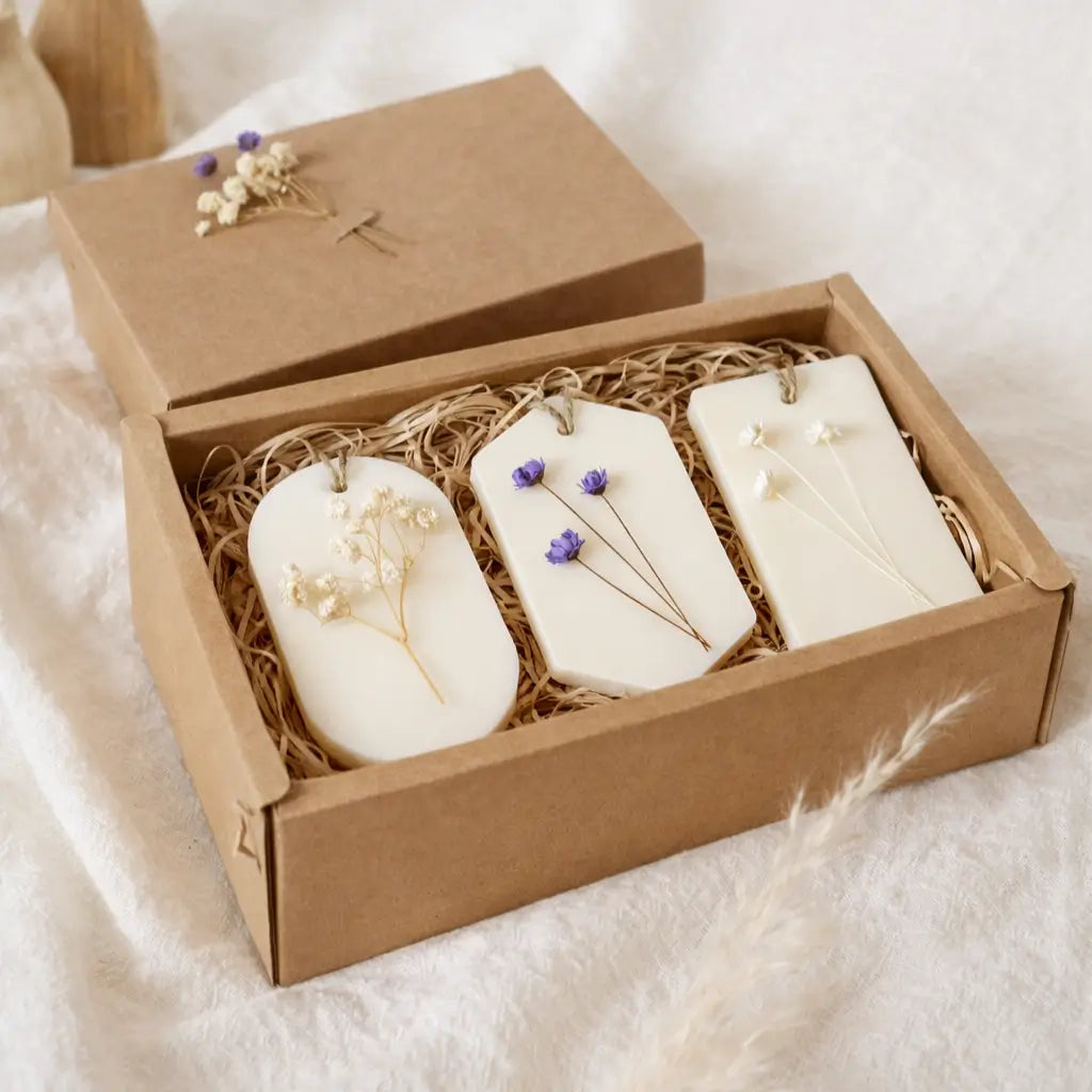 Set cadou HERBARIUM cu 3 odorizante dulap din ceară de soia decorate cu flori uscate, în cutie cadou kraft cu umplutură naturală lifestyle
