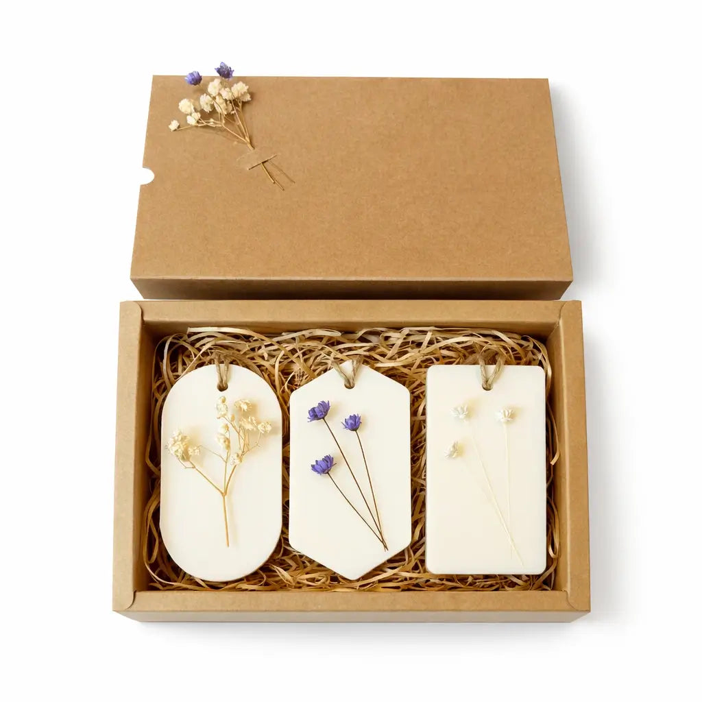 Set cadou HERBARIUM cu 3 odorizante dulap din ceară de soia decorate cu flori uscate, în cutie cadou kraft cu umplutură naturală