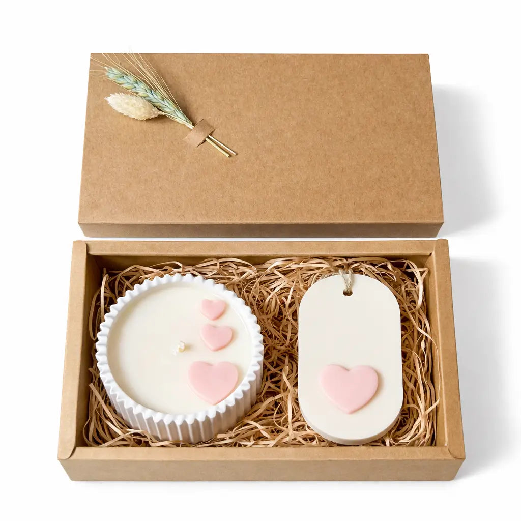 Set cadou Inimi – lumânare din ceară de soia 90 g în vas jesmonite Ø8 cm și odorizant dulap 30 g, decor inimioare roz – Lunera