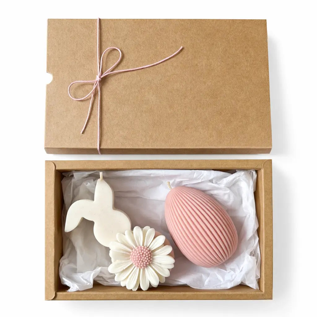 Set cadou Paște în cutie kraft cu 2 lumânări din ceară de soia ou roz striat și iepuraș alb cu margaretă, 240 g