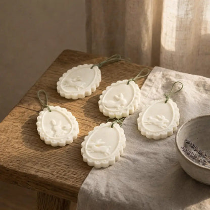 Set cadou Paște în cutie kraft cu 6 odorizante pentru dulap din ceară de soia, șnur verde, model iepuraș, lifestyle