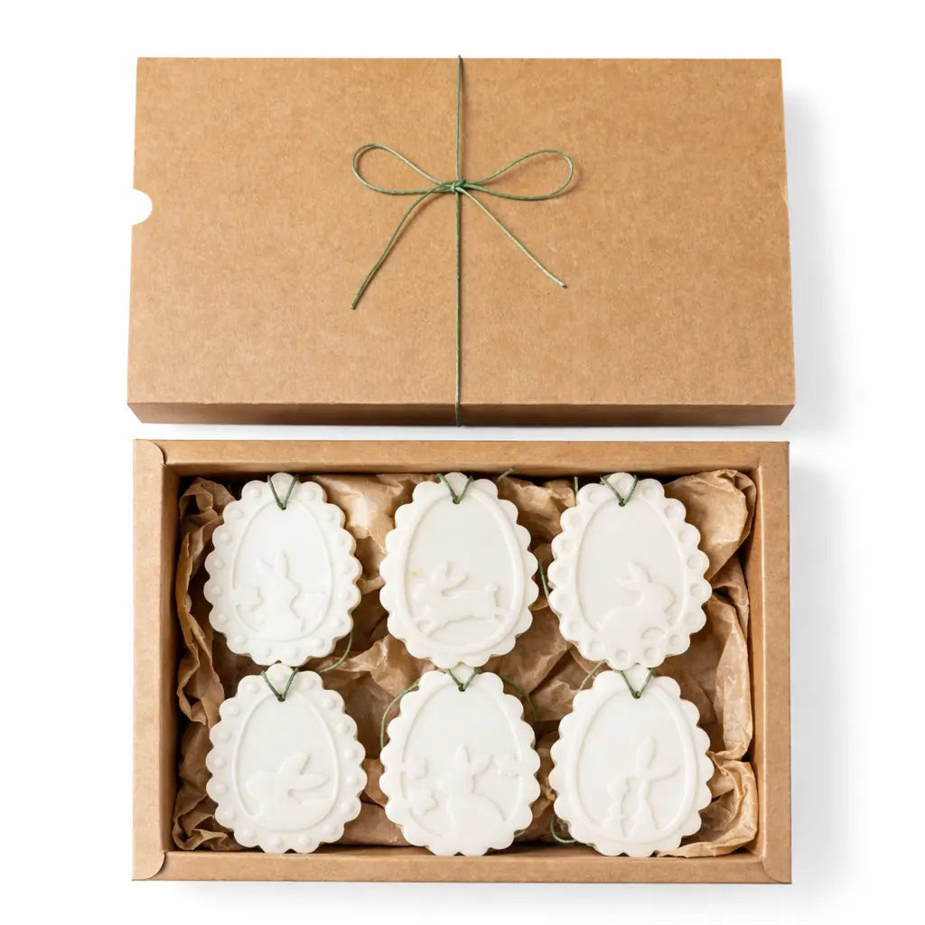 Set cadou Paște în cutie kraft cu 6 odorizante pentru dulap din ceară de soia, șnur verde, model iepuraș