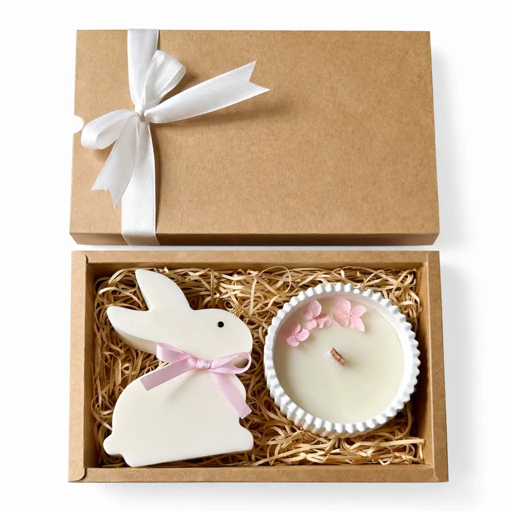 Set cadou Paște în cutie kraft cu lumânare iepuraș din ceară de soia 130 g și lumânare 90 g în vas Jesmonite handmade, gata de oferit
