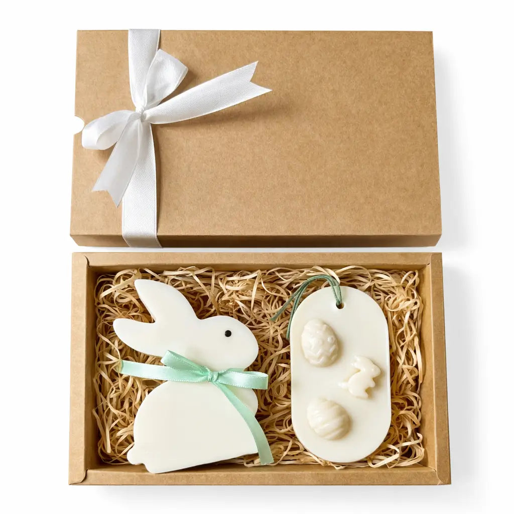 Set cadou Paște în cutie kraft cu lumânare iepuraș din ceară de soia 130 g și odorizant pentru dulap din soia 25 g, gata de oferit