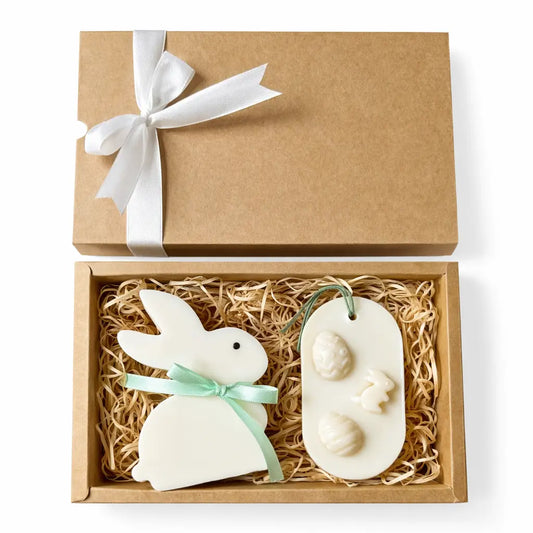 Set cadou Paște în cutie kraft cu lumânare iepuraș din ceară de soia 130 g și odorizant pentru dulap din soia 25 g, gata de oferit