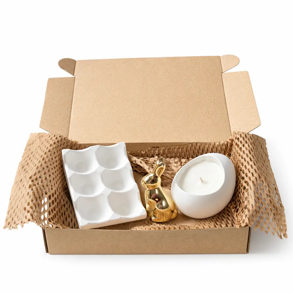 Set cadou Paște în cutie kraft cu suport pentru 6 ouă din Jesmonite, lumânare parfumată din ceară de soia 100 g în vas Jesmonite și decorațiune iepuraș ceramic auriu