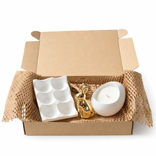 Set cadou Paște în cutie kraft cu suport pentru 6 ouă din Jesmonite, lumânare parfumată din ceară de soia 100 g în vas Jesmonite și decorațiune iepuraș ceramic auriu