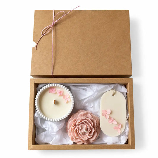 Set cadou premium în cutie kraft cu lumânare din ceară de soia 90 g în vas Jesmonite cu fitil din lemn, lumânare bujor 80 g și odorizant pentru dulap 25 g