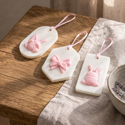 Set cadou Paște în cutie kraft cu 3 odorizante pentru dulap din ceară de soia cu iepuraș, lifestyle
