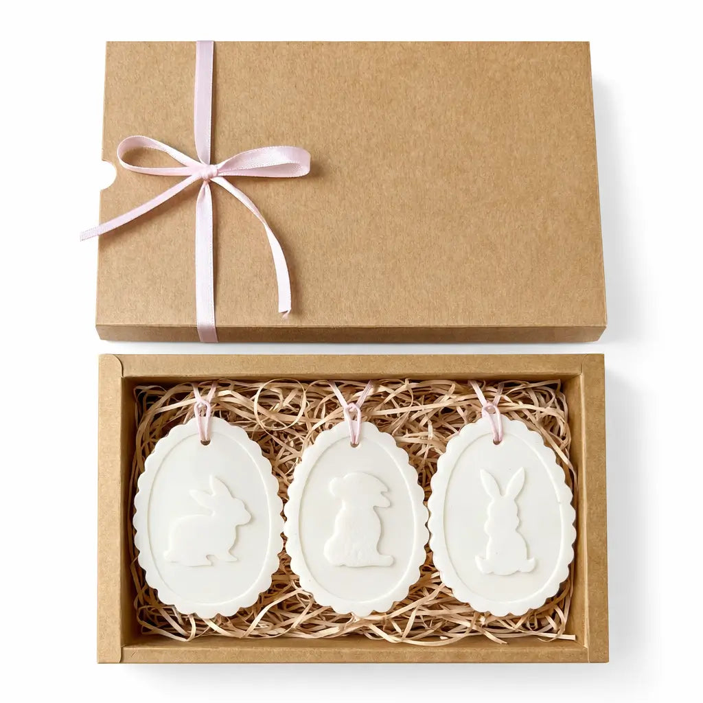 Set cadou Paște în cutie kraft cu 3 odorizante pentru dulap din ceară de soia, iepuraș alb, cu șnur de agățare