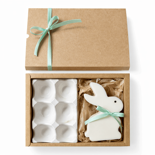 Set cadou Paște în cutie natur cu suport pentru 6 ouă din Jesmonite și lumânare iepuraș 130 g cu panglică verde