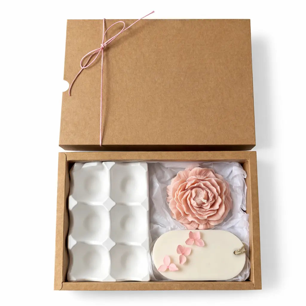 Set cadou Paște în cutie kraft cu suport pentru 6 ouă din Jesmonite, lumânare bujor din ceară de soia 80 g și odorizant dulap 25 g cu persistență până la 90 zile