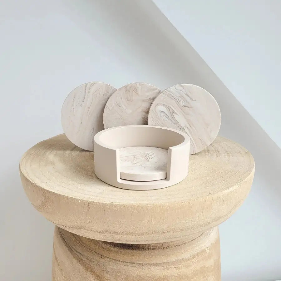 Set de 4 suporturi pentru pahare (coastere) Ø8,5 cm, ceramică jesmonite, marmorat bej cu suport