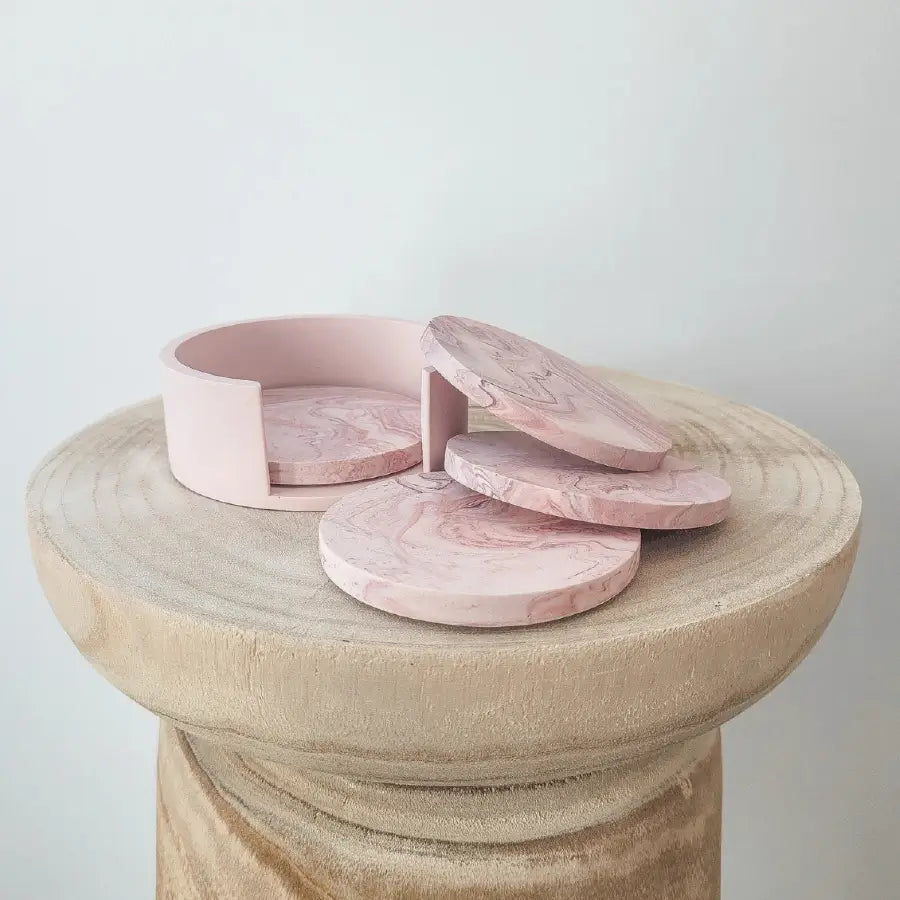 Set de 4 suporturi pentru pahare (coastere) Ø8,5 cm, ceramică jesmonite, marmorat roz cu suport