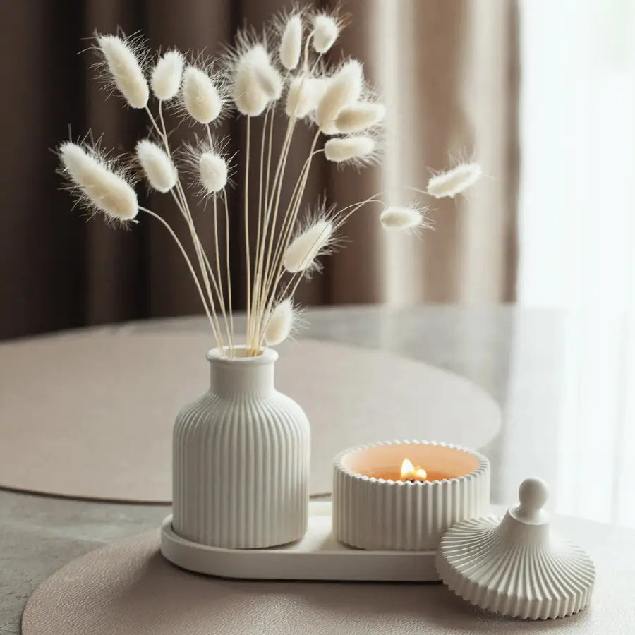 Set tavă ovală, vază și lumânare din soia în vas ceramic cu capac, alb – ceramică jesmonite, cutie cadou
