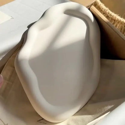 Tavă decorativă în formă de nor din ceramică jesmonite, alb mat detaliu