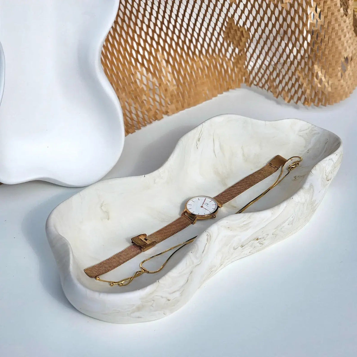 Tavă ondulată wavy marmorată verde salvie, ceramică jesmonite, 29×13×4,5 cm