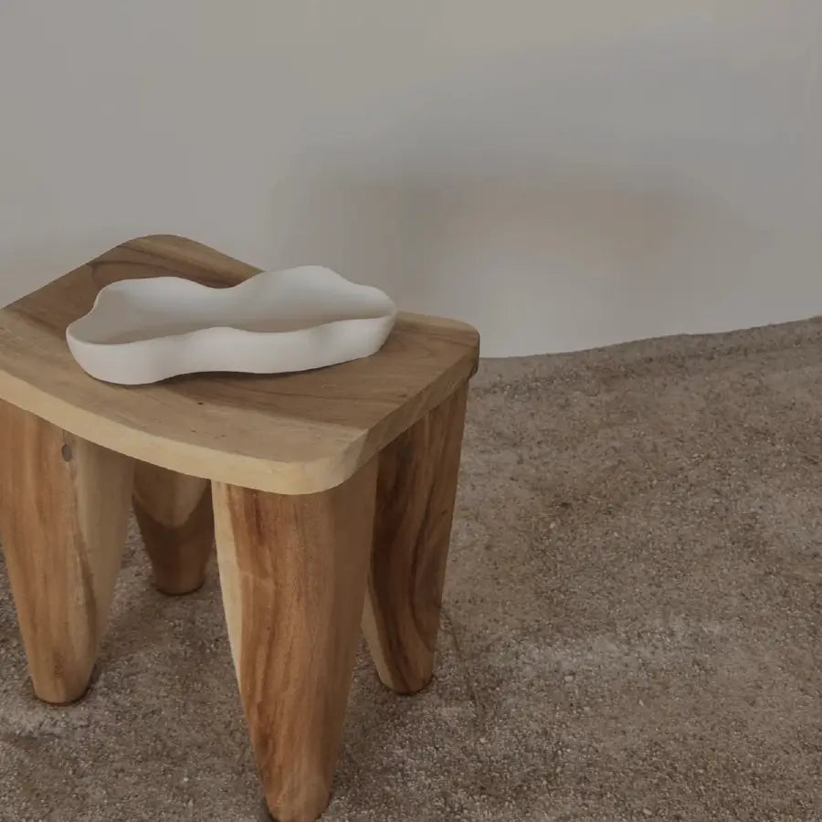 Tavă decorativă ondulată (wavy) din ceramică jesmonite, alb mat