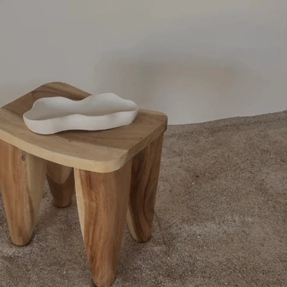 Tavă decorativă ondulată (wavy) din ceramică jesmonite, alb mat