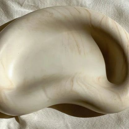 Tavă decorativă organică marmorată bej, ceramică jesmonite, 21×13×3 cm