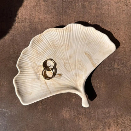 Tăviță frunză Ginkgo marmorată bej, ceramică jesmonite