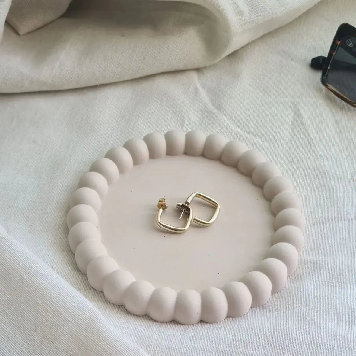 Tăviță rotundă marmorată bej, ceramică jesmonite, Ø10 cm