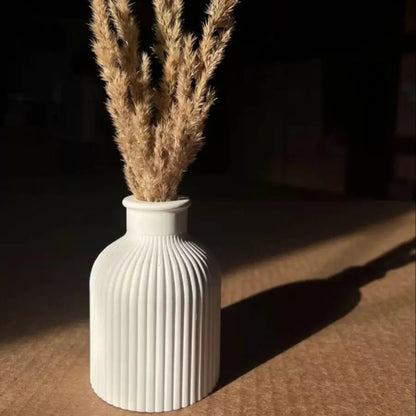 Vază decorativă mică din jesmonite alb mat, 9,5×7 cm, cu flori uscate
