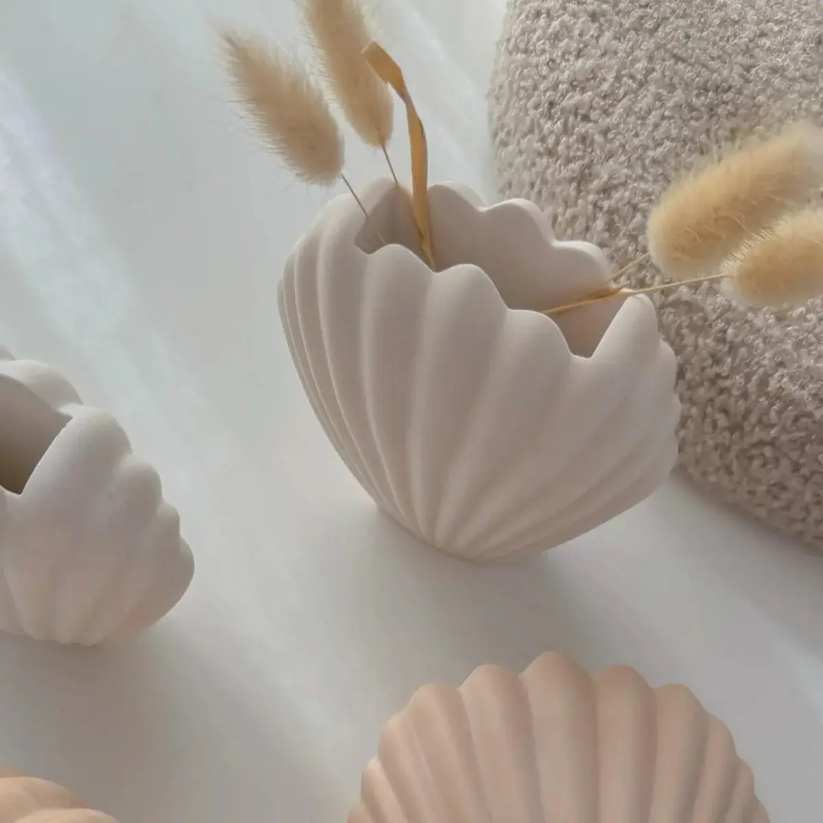 Vază decorativă scoică din ceramică jesmonite, alb